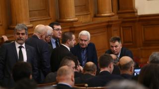 Бюджетът за догодина изпоти депутатите, чака ги безсънна нощ