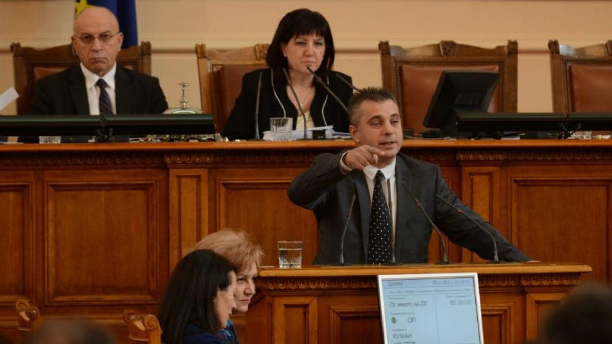 Жега в парламента! Обиди заваляха от трибуната заради концесията на летище София