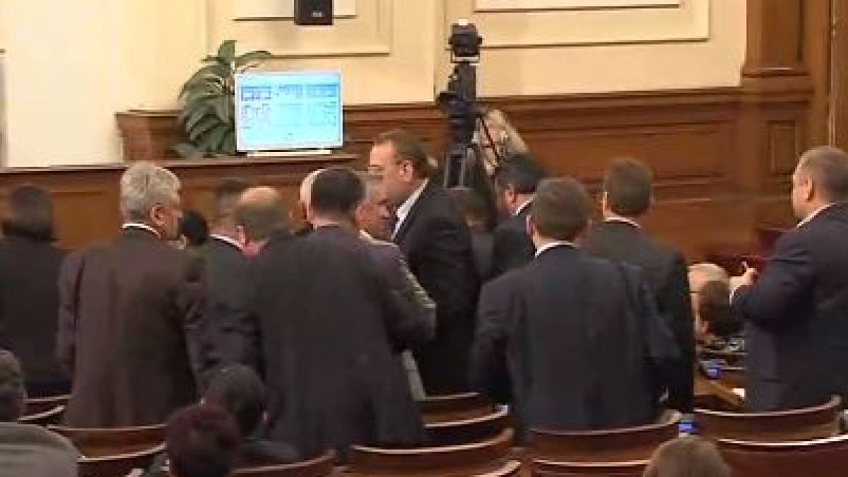 Драма по късна доба в парламента заради бюджет 2018, една от парламентарните групи си тръгна
