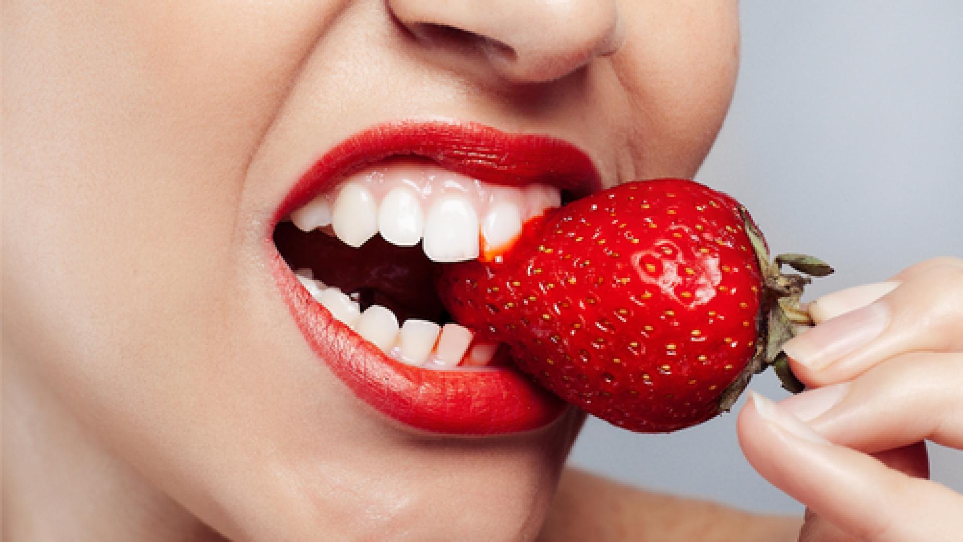 Тези 9 храни ще избелят зъбите ви!