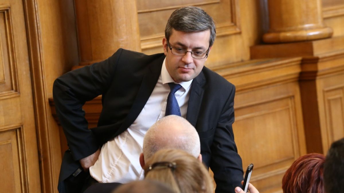 Тома Биков с остър коментар за вота на недоверие: БСП не само не са алтернатива, а и неадекватна опозиция 