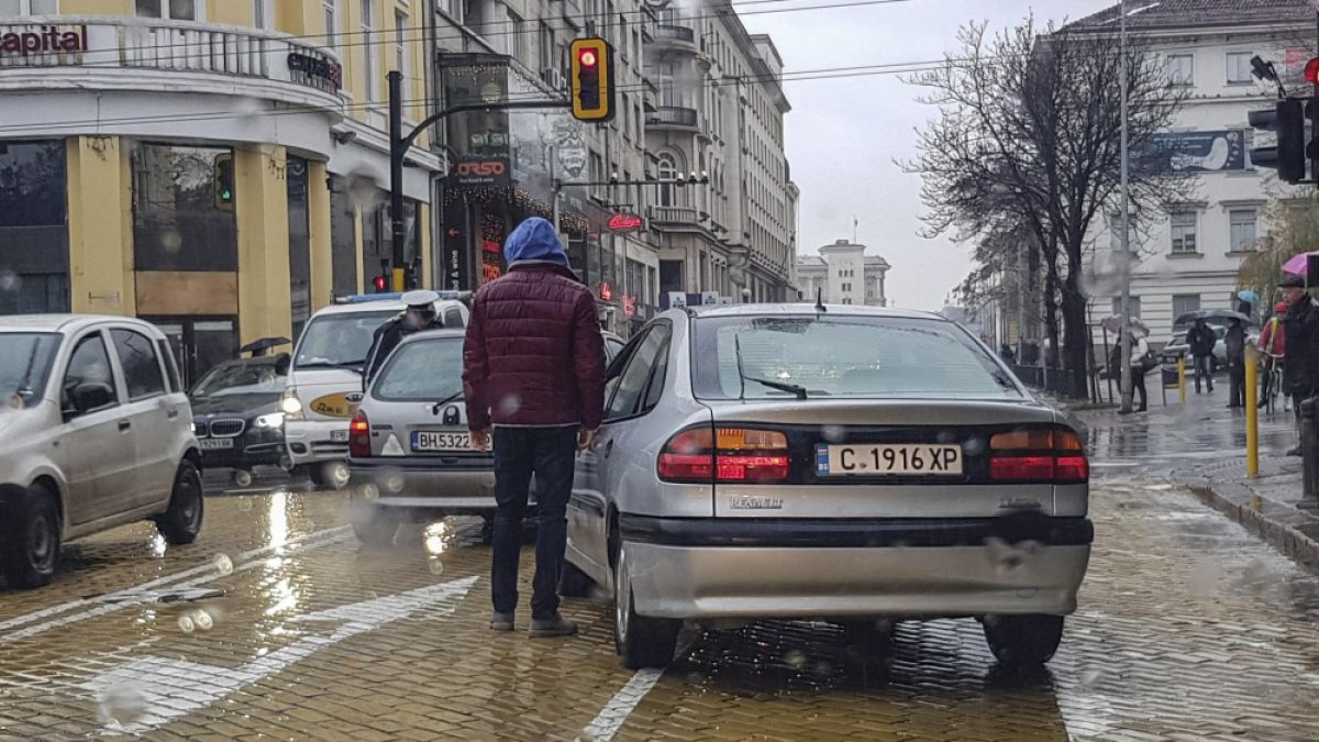 Столичанин закъса с реното си на жълтите павета, няма да повярвате какво се случи после (СНИМКИ)  
