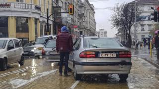 Столичанин закъса с реното си на жълтите павета, няма да повярвате какво се случи после (СНИМКИ)  