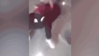 Свещеник направи екзорсизъм в училище, в което 11 ученички получиха странни пристъпи (ВИДЕО)