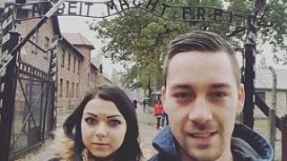 Британски туристи предизвикаха скандал с жизнерадостни селфита в Освиенцим (СНИМКИ)