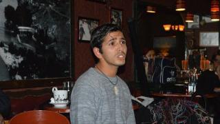 Малък свят: Пакистански бежанец пее "Кога зашумят шумите" във Велес (ВИДЕО)