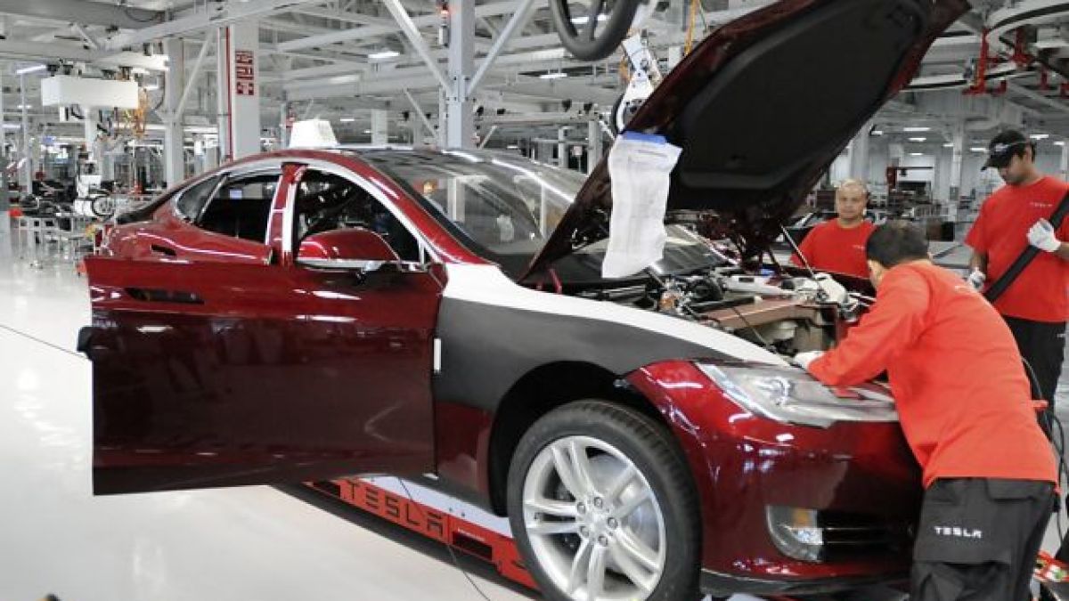Почти всяка Tesla слиза от конвейера с дефект