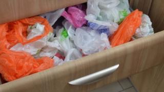 Все ги подреждате и сгъвате и винаги става хаос, но с този трик вече няма да се ядосвате като отворите шкафа (СНИМКИ)