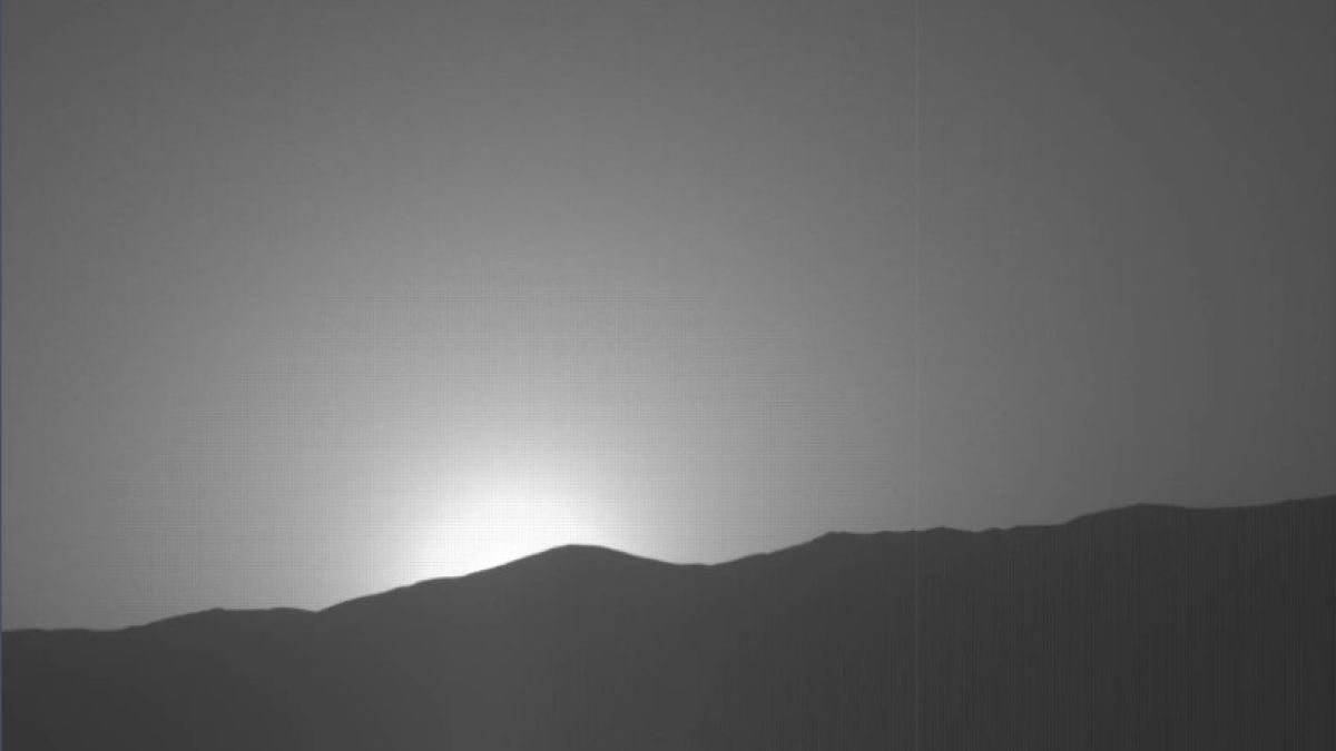 Марсоходът Curiosity засне нещо уникално край кратера Гейл (СНИМКА)