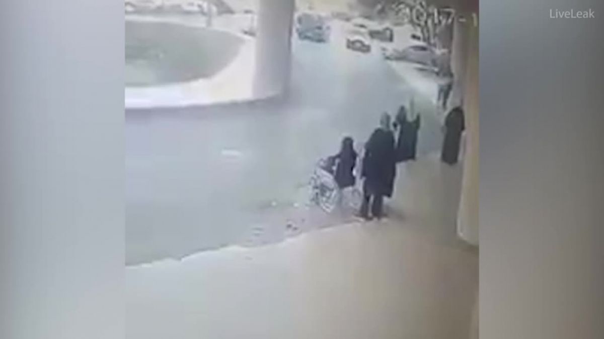 Шофьор помете жена в количка близо до болница (ВИДЕО 18+)