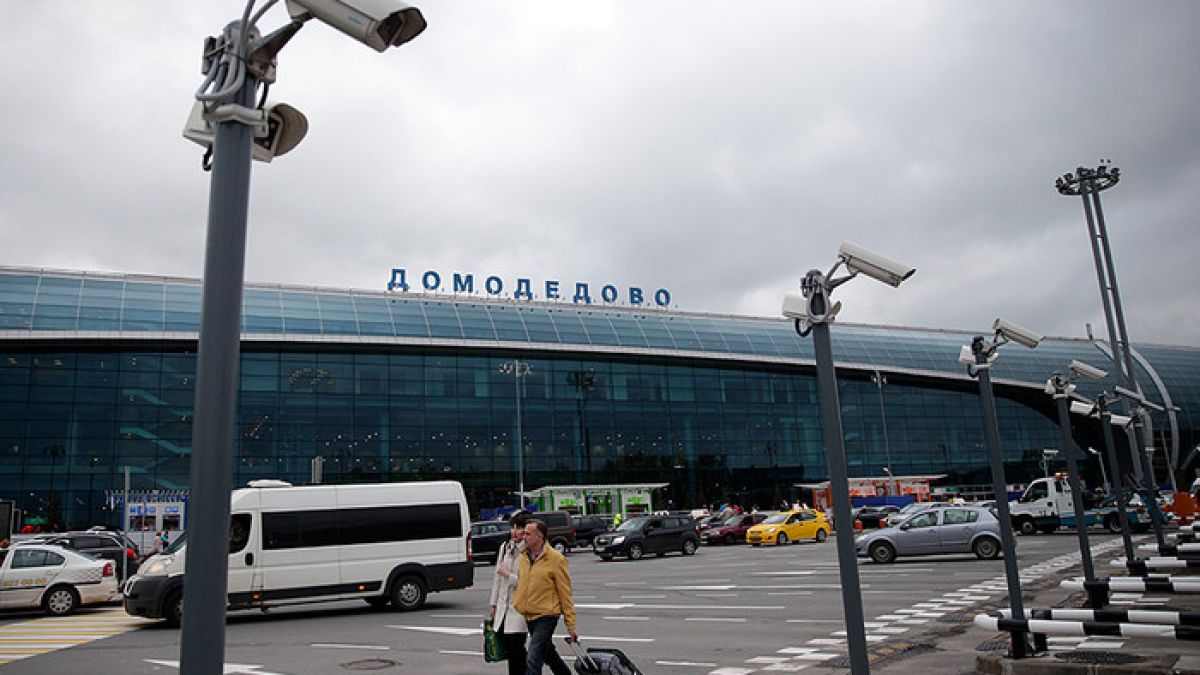 Паника на московско летище, пътник заплаши да взриви бомба (ВИДЕО)