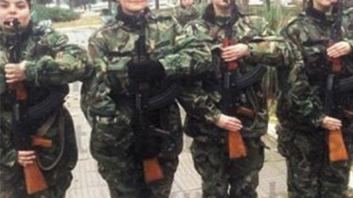 Млада благоевградчанка и бивш партиен лидер 2 седмици лази в кал и студ, стреля с АК-47 и мята бомби, за да... 