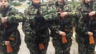 Млада благоевградчанка и бивш партиен лидер 2 седмици лази в кал и студ, стреля с АК-47 и мята бомби, за да... 