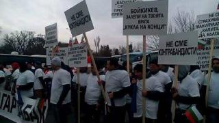 Първо в БЛИЦ! Служители на „Булгартабак - Холдинг“ изригнаха гневни на протест: „Иво Прокопиев – крадецът вика „Дръжте крадеца“ (СНИМКИ) 