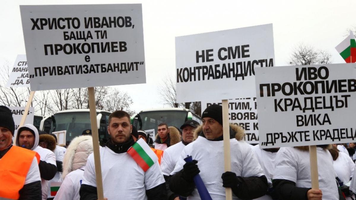 Извънредно! Полиция едва опази Христо Иванов от гнева на протестиращите служители на "Булгартабак - Холдинг“ (СНИМКИ)