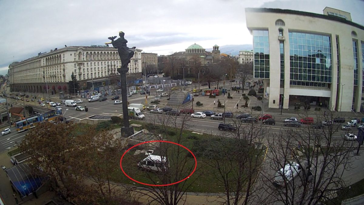 Само в БЛИЦ! СНИМКА от пъпа на София разгневи всички