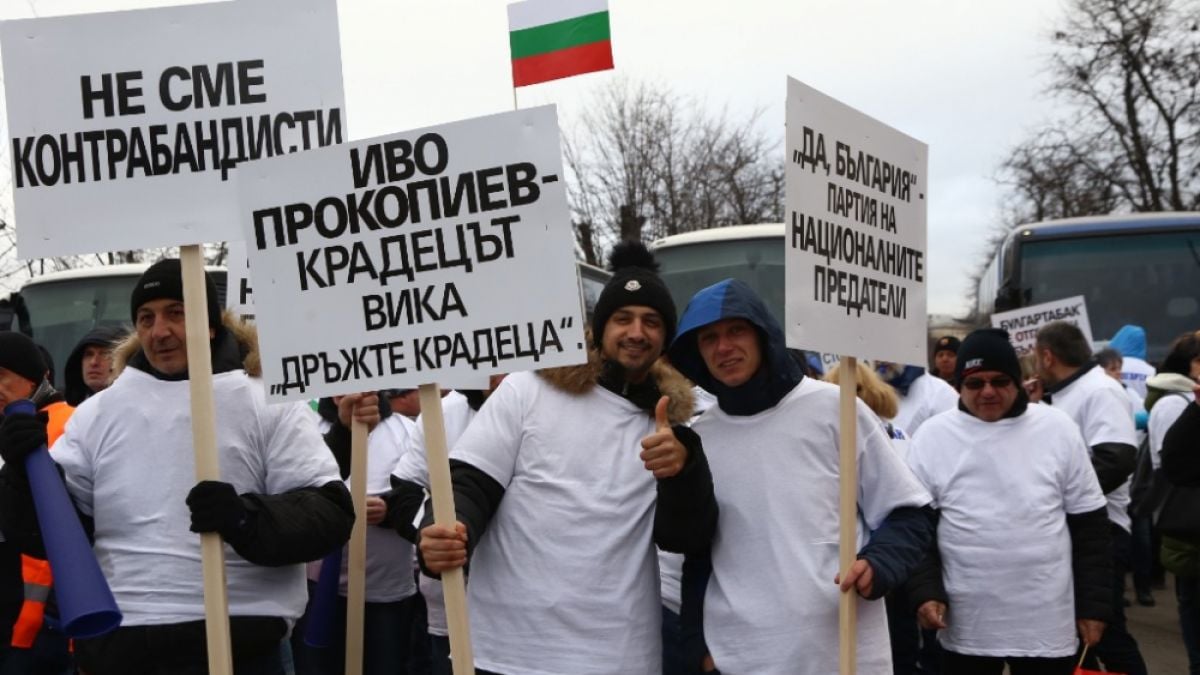 Хиляди работници от "Булгартабак" изригнаха срещу провокациите на "Агнешките главички"! Вижте как им отговориха! (СНИМКИ)