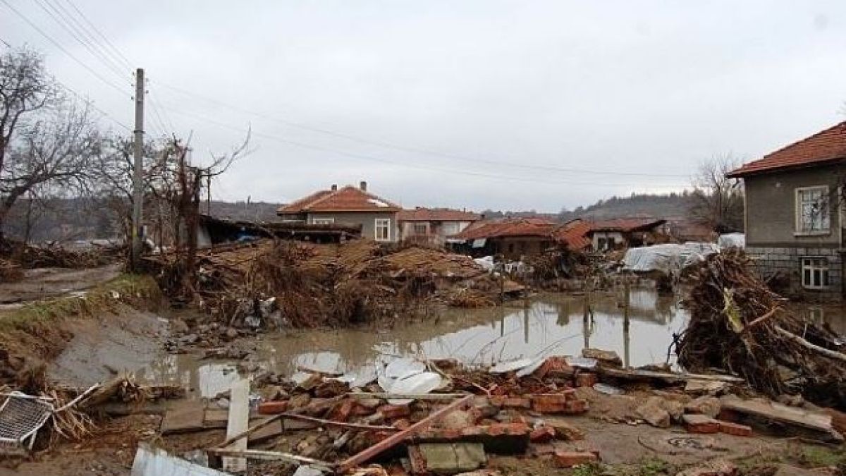 Подават ръка на пострадалите при бедствието в Камено