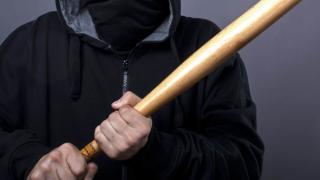 Младежи с метални пръти и бухалки нахлуха в столична гимназия 