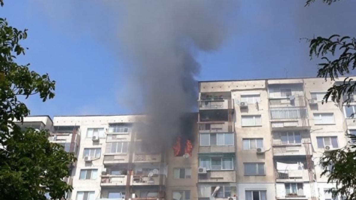 Мъж се е задушил при пожара в Пловдив, спасяват го в болница 