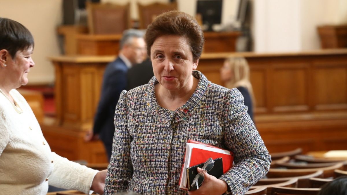 Скандално! Соцдепутати не се регистрират в НС, а ползват държавни коли
