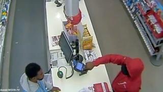 Крадец влетя в магазин и насочи пистолет към касиера. Такава реакция обаче не беше очаквал (ВИДЕО)