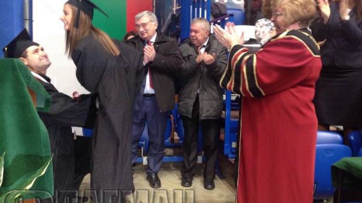 Влюбен бургазлия направи нещо уникално на дипломирането си, което приятелката му ще помни цял живот (СНИМКИ)