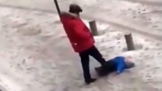 Баща нарита детето си като чайник, защото то не може да стои право на лед (ВИДЕО)