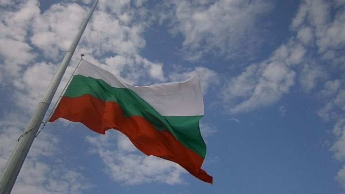 Нагъл ром от Северозапада задигна националния трибагреник и извърши нещо много гнусно с него