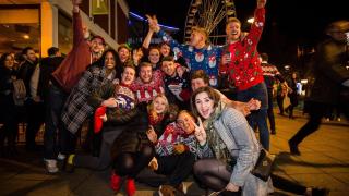 Празничната вакханалия нека да започне! Британците пиха и се биха по случай настъпването на Коледа и Нова година (СНИМКИ)