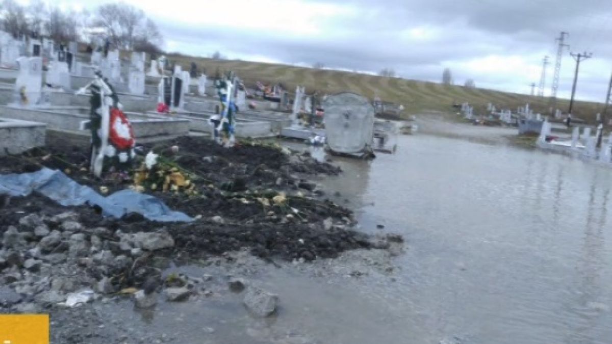 Кошмарна гледка на гробищата в Перник! Ето какво се случва (СНИМКА)
