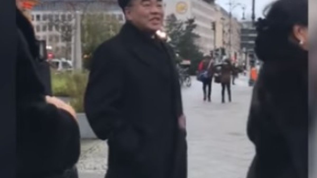 Яйца летяха по експрезидента на Киргизстан, но реакцията на буйната му щерка бе уникална (ВИДЕО)