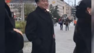 Яйца летяха по експрезидента на Киргизстан, но реакцията на буйната му щерка бе уникална (ВИДЕО)