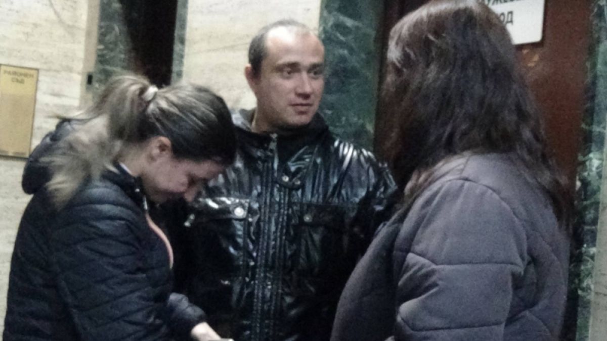 БЛИЦ TV: Безкрайно нагъл! Ало измамникът Албенко, откраднал половин милион от баба Еленка, се прави на улав в съда, че не разбира български и се шматка на свобода (СНИМКИ)
