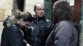 БЛИЦ TV: Безкрайно нагъл! Ало измамникът Албенко, откраднал половин милион от баба Еленка, се прави на улав в съда, че не разбира български и се шматка на свобода (СНИМКИ)