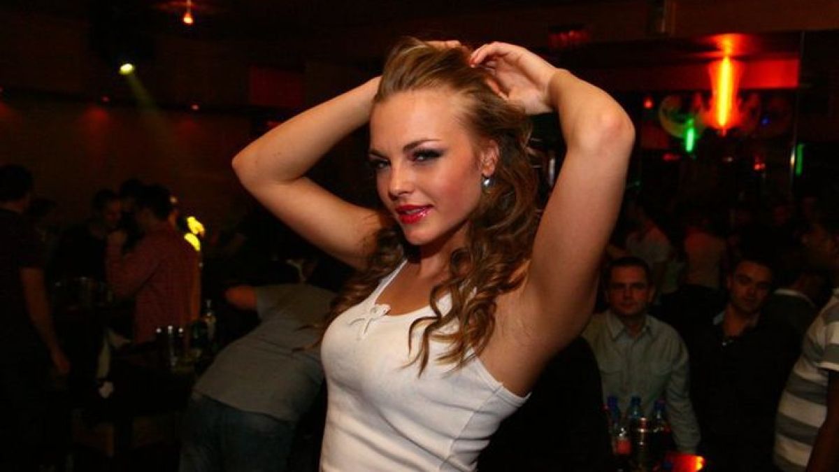 Надя на Коцето го удари през просото, спипаха с четирима мъже!