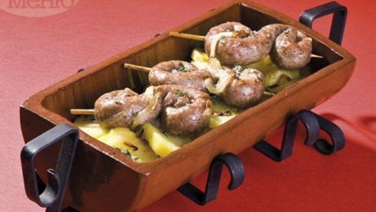 Ох, че вкусничко! Тези карначета с лук и картофи направо се топят в устата!