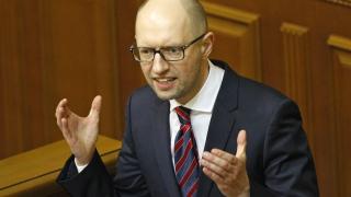 Яценюк изплю камъчето кой е дал заповед за използване на оръжие в Крим