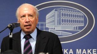 Подновиха преговорите за името на Македония