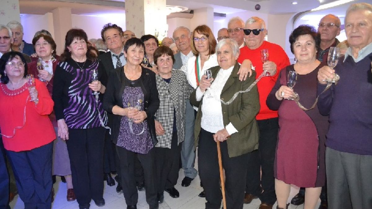 Трогателно! 85 двойки от Казанлък отпразнуваха 50 години съвместен живот