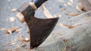 Ревнив касапин кастрира и обезглави жертвата си