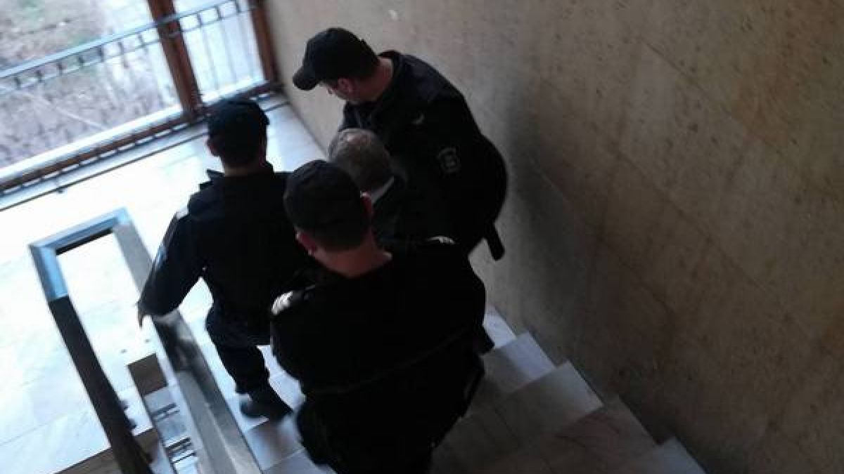 Мозъкът на "Килърите" се прави на маймуна в съда, без малко да събори охранител (СНИМКИ)