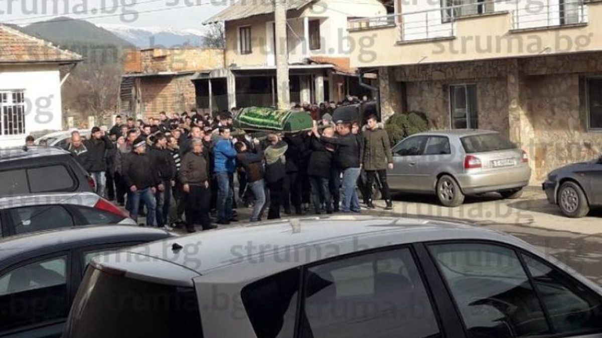 Покъртителни СНИМКИ от погребението на трагично загиналата красива студентка Фатиме