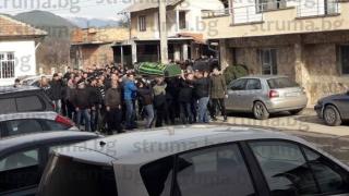 Покъртителни СНИМКИ от погребението на трагично загиналата красива студентка Фатиме