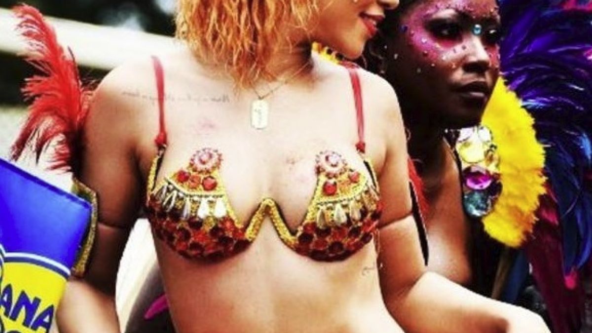 Риана и еволюцията на карнавалните й костюми (СНИМКИ 18+)