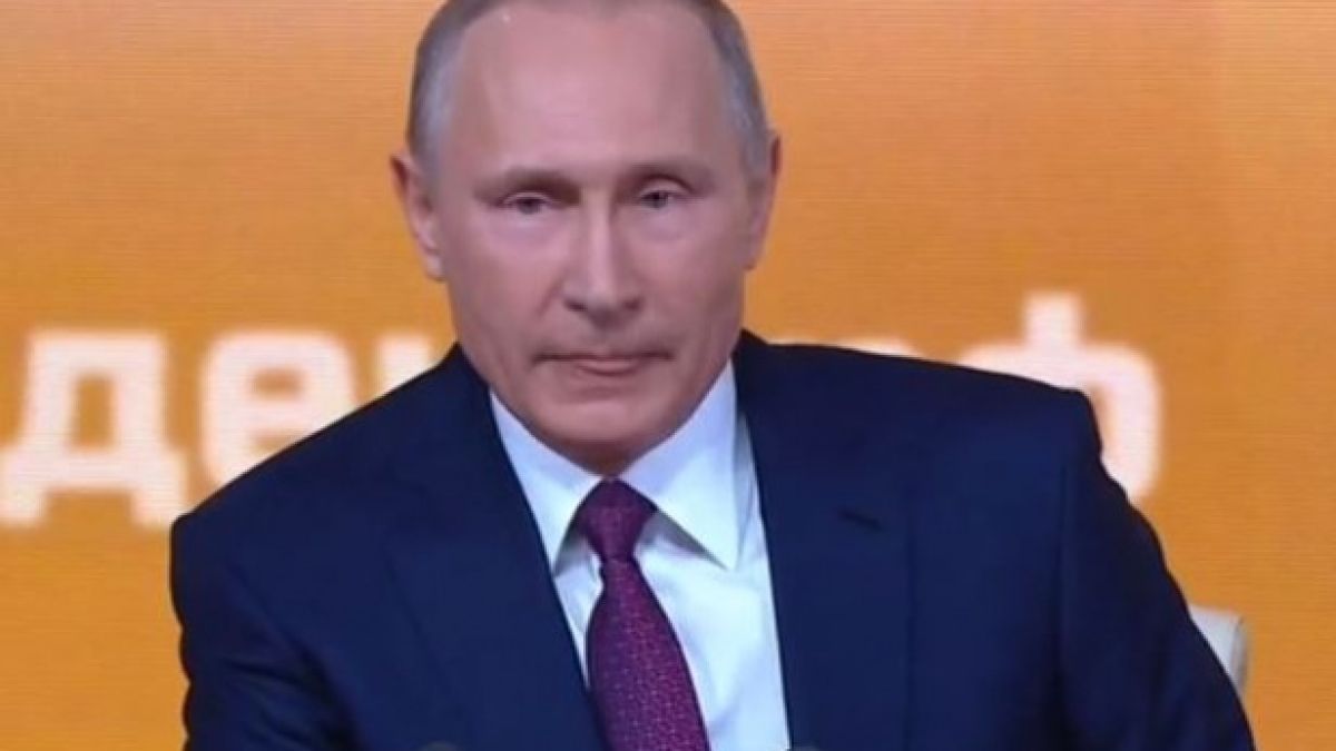 НА ЖИВО В БЛИЦ: Как Путин отговори на девойка, която държеше плакат "Путин бай-бай"