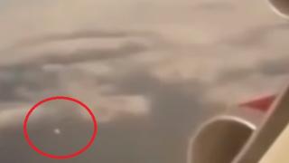 Летяща чиния летя в близост до пътнически самолет, заснеха я (ВИДЕО)