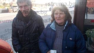 Не е за вярване какво направи Митко от снимката с жената до него