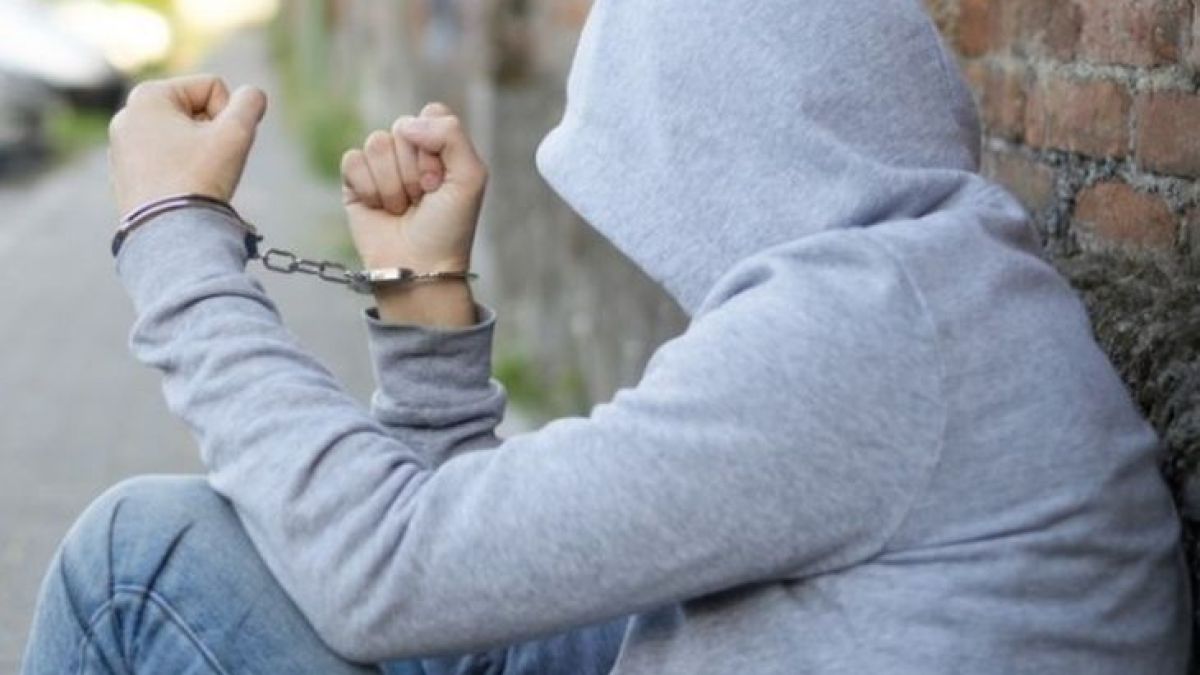 Пернишки ученици оставиха ужасяващ спомен у две жени след 10-минутен екшън! (ВИДЕО)