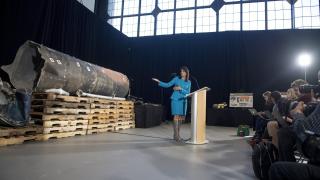 От военна база във Вашингтон и с готина синя поличка Ники Хейли показа ламарини от иранска ракета (СНИМКИ)